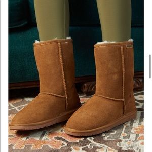 Like new! Tan Minnetonka fur lined boots!